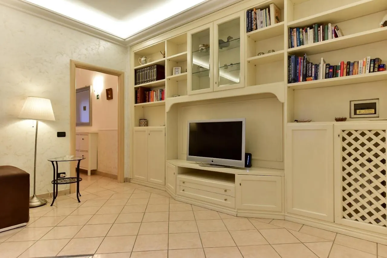 Classic Apartment In Re Di Roma Near The Metro