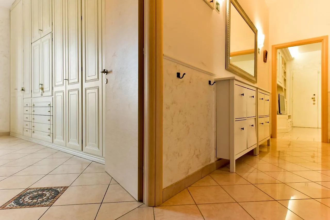 Classic Apartment In Re Di Roma Near The Metro イタリア