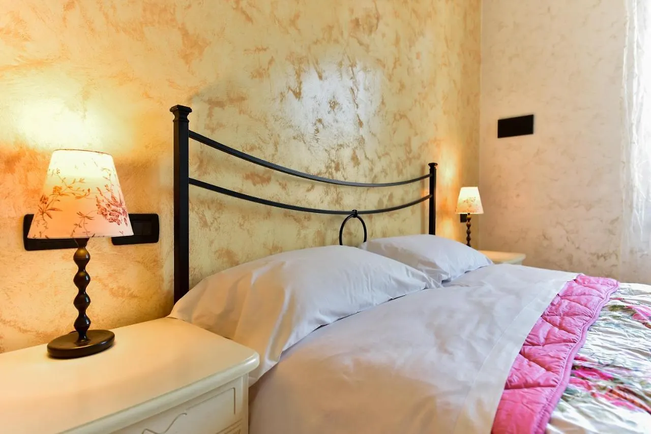 Classic Apartment In Re Di Roma Near The Metro Italy